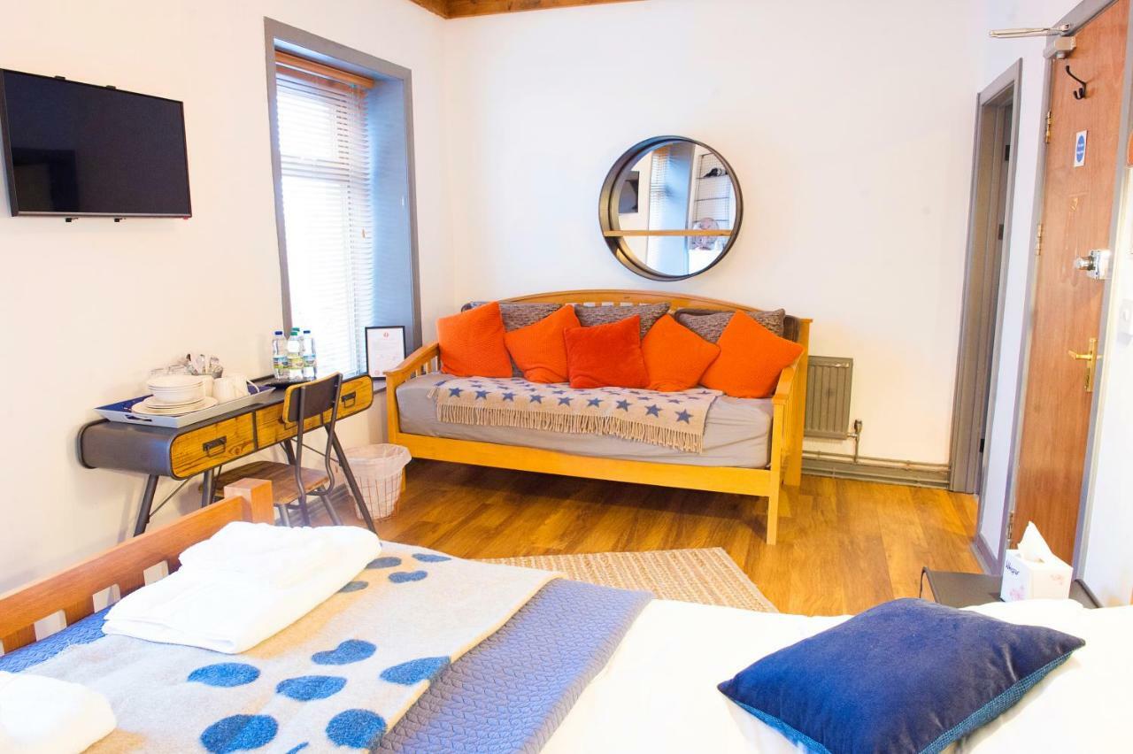 Nik The Greek Bed & Breakfast Burry Port Exterior foto