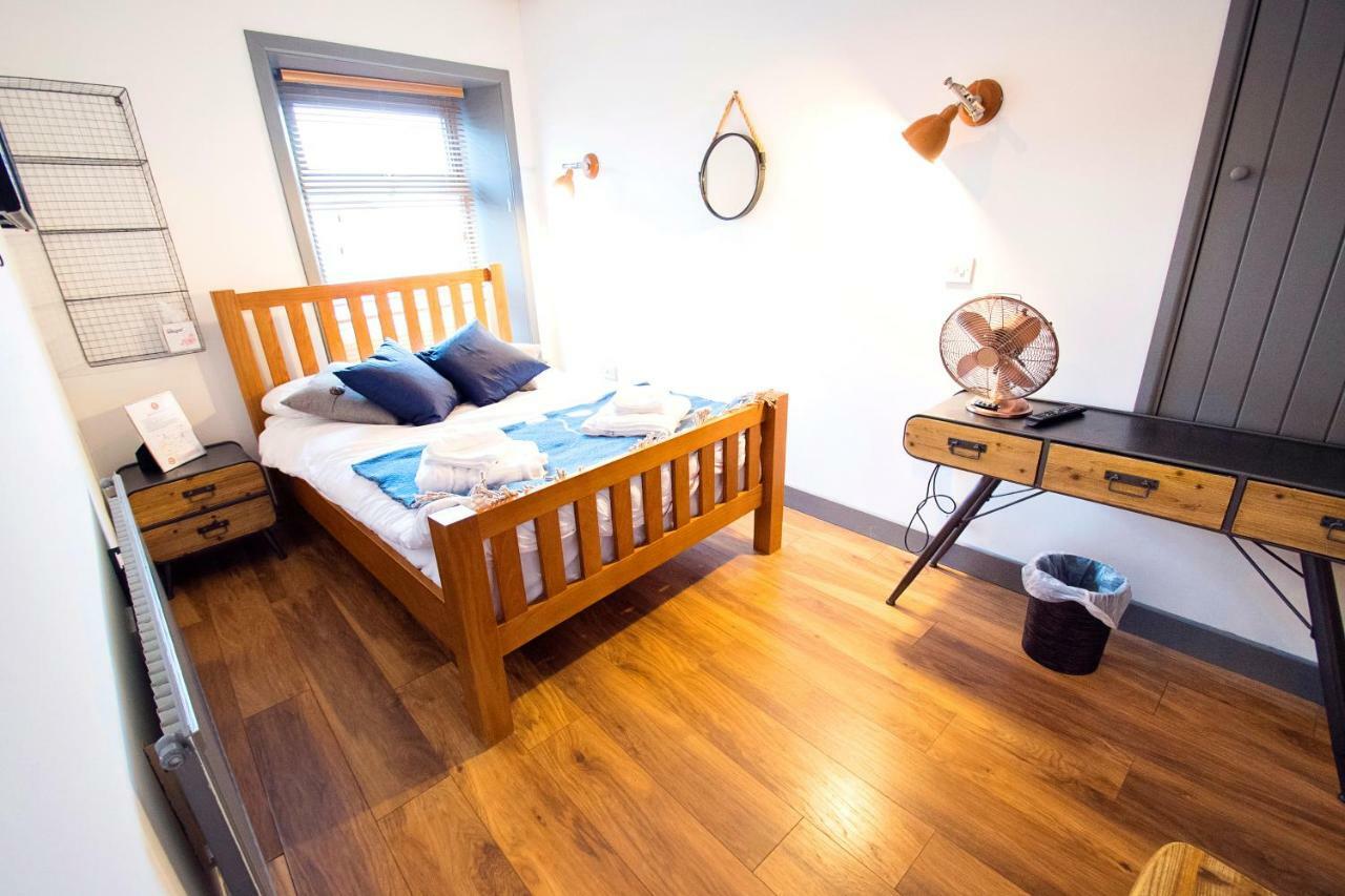 Nik The Greek Bed & Breakfast Burry Port Exterior foto